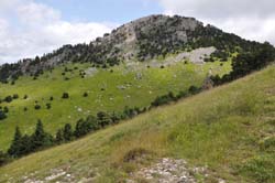 Montée vers le mont Barral ; rocher de la fenêtre