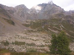 Au pied du grand pic, on devine la cuvette du lac