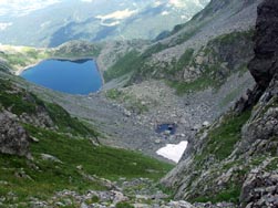 Dans la montée vers le col ; vue vers le lac de Crop et le lac Bleu