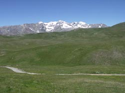 Le plateau des Emparis ; à l'arrière plan, le massif de la Rousse