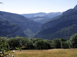Vue sur les falaises du Vercors et l'entrée des gorges de la Bourne