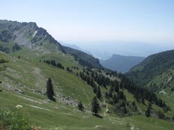 Goulet d'Hurtières ; vue vers Voreppe ; à gauche, rocher de Lorzier