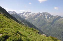 Montée vers les Grands Moulins ; vue vers le grand Miceau, le pic De Frêne et le Grand Charnier