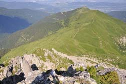 Montée vers les Grands Moulins ; vue vers les crêtes de la Perrière