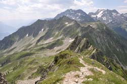 Descente des Grands Moulins ; vue vers le grand Miceau, le pic de Frêne
