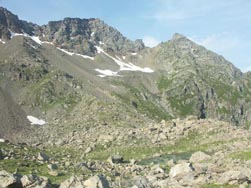 Sommets dominant le lac