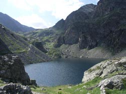 Le lac du Crozet ; dans le fond, le col de la Pra