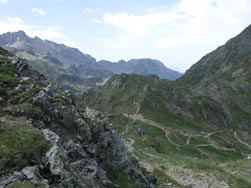 Le col de la Pra, vu depuis la montée vers les lacs du Doménon