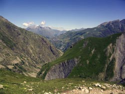 Vallon de la Pisse ; vue vers Bourg d'Arud et les Deux Alpes ; pic de la Pyramide