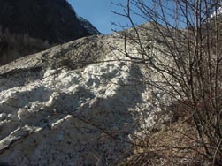 Chemin de la rive gauche du ruisseau de Lauvitel bloqué par une avalanche