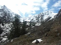 Vue vers les cabanes du Lauvitel, qui dominent le lac