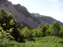 Vue depuis la prairie de Charminelle vers les rochers de Lorzier