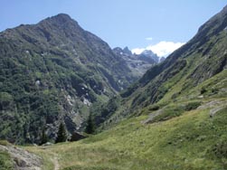 Vue vers l'aiguille du Plat de la Selle et le vallon de la Mariande