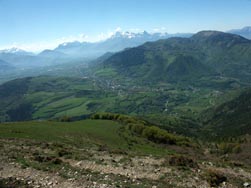 Vue vers Aveillans, dominé par l'Obiou