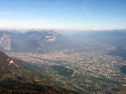 Grenoble dominée par le Mont Blanc