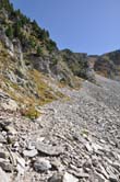 Descente de la Pointe de Rognier vers le col de la Perche ; vue vers la Croix
