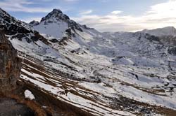 Vue arrière vers le col de la Fenêtre, dominé par la tête de la Cicle