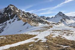 Vue arrière vers le col de la Fenêtre, dominé par l'aiguille de Roselette et la tête de la Cicle